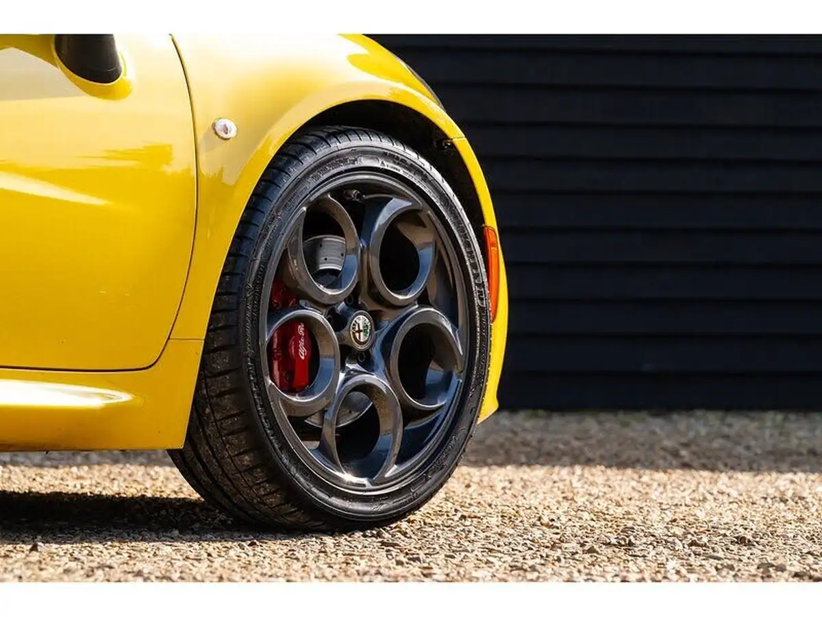 2015-alfa-romeo-4c-18-tbi-spider-big-33