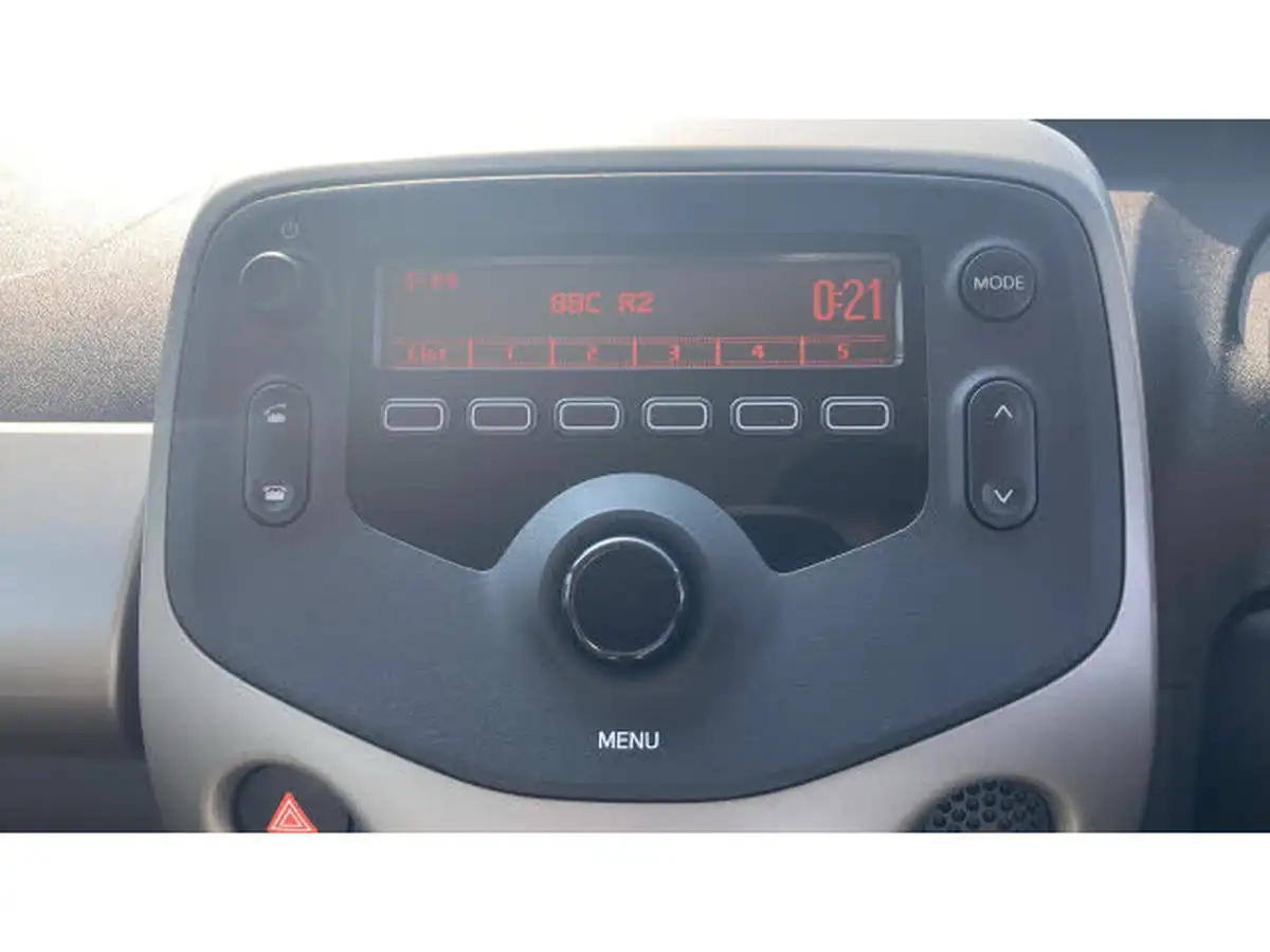 2017-toyota-aygo-10-vvt-i-x-play-71bhp-5d-big-11
