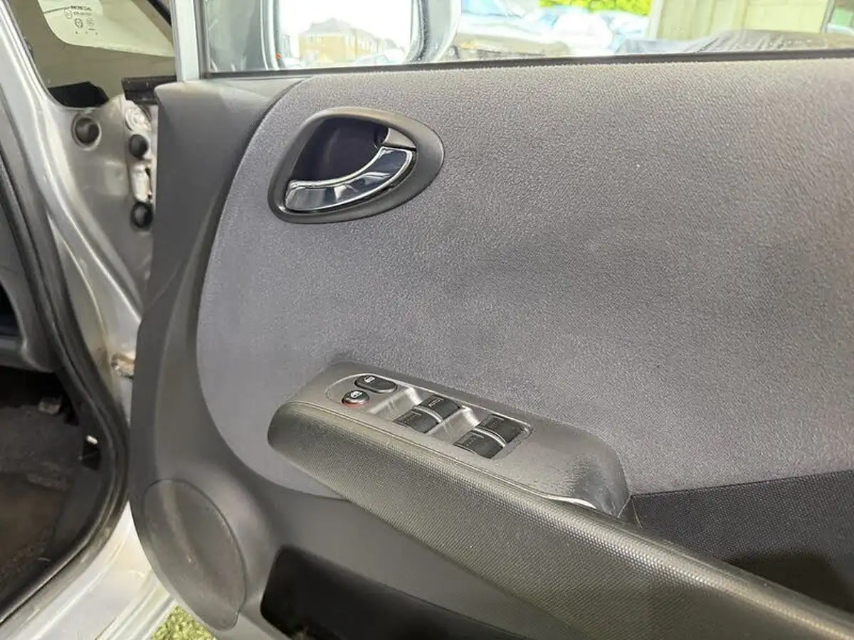 2009-honda-jazz-14-se-cvt-7-big-10