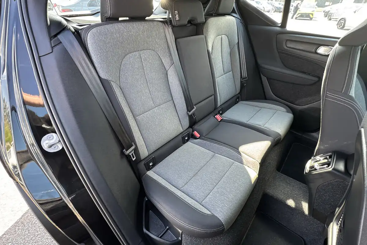 2024-volvo-xc40-20-b3-core-big-11