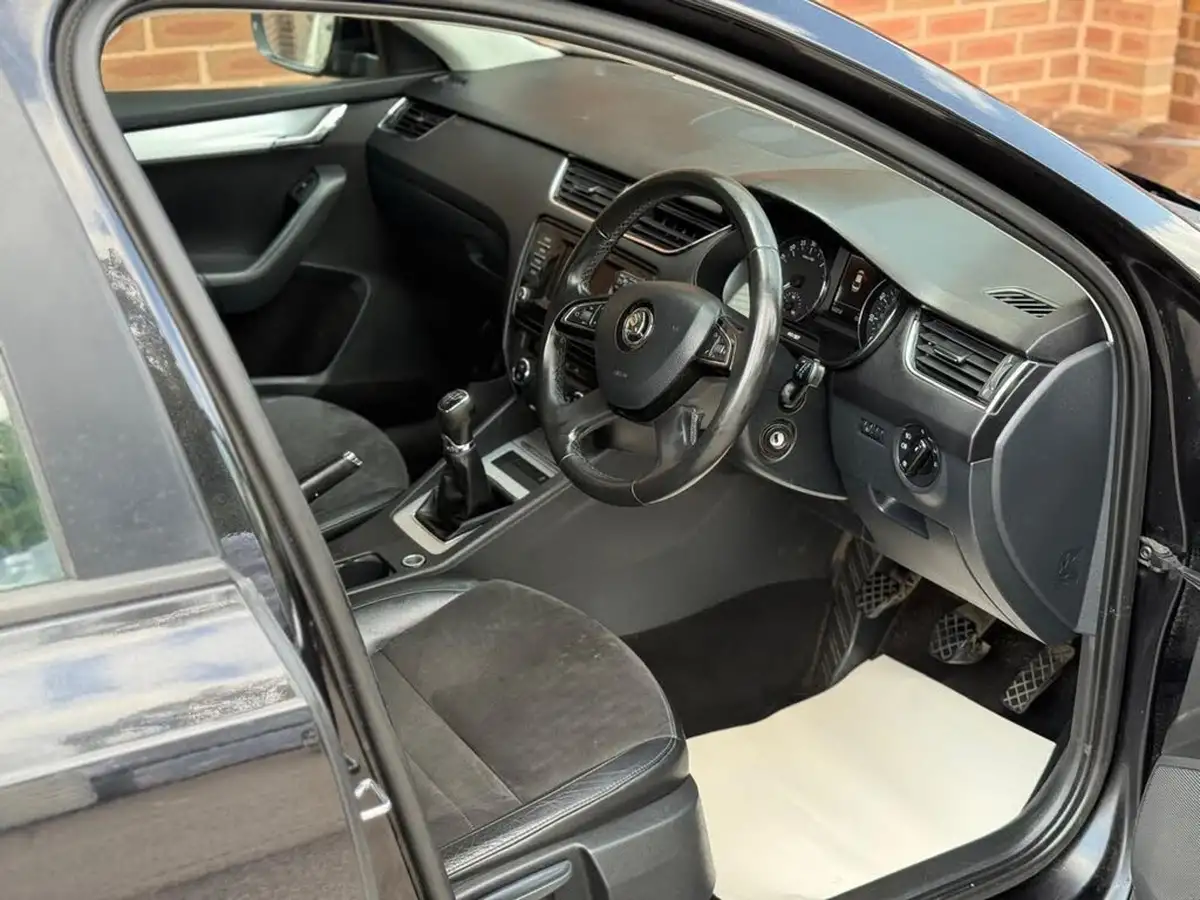 2014-skoda-octavia-16tdi-elegance-hatchback-big-7