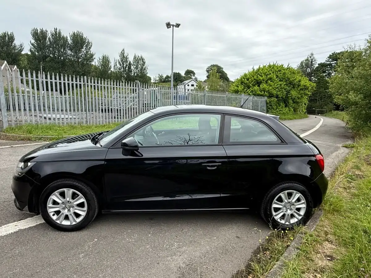 2012-audi-a1-12-se-hatchback-3d-big-2