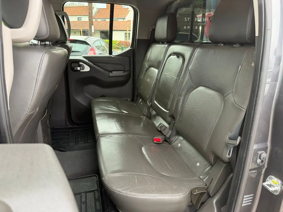 2015-nissan-navara-25td-tekna-auto-big-14