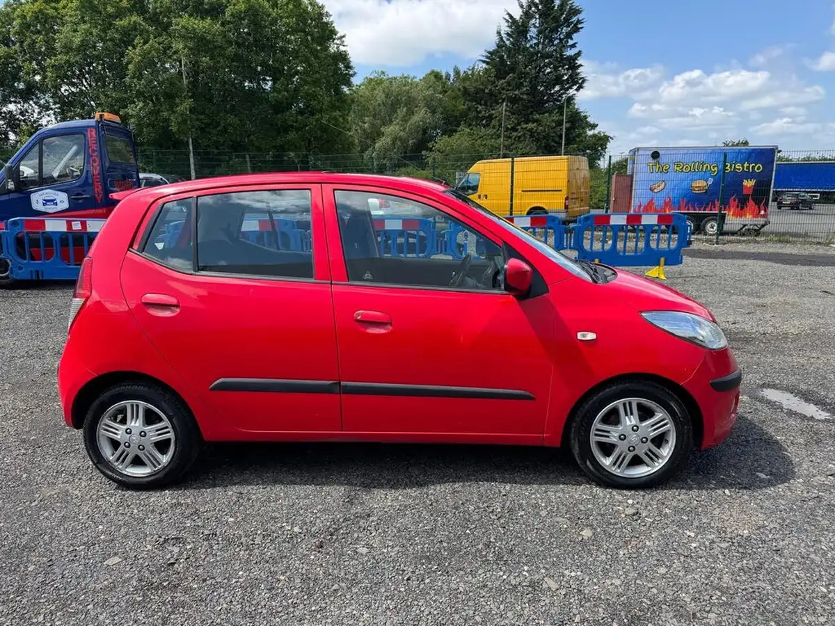 2011-hyundai-i10-12-style-76bhp-big-6