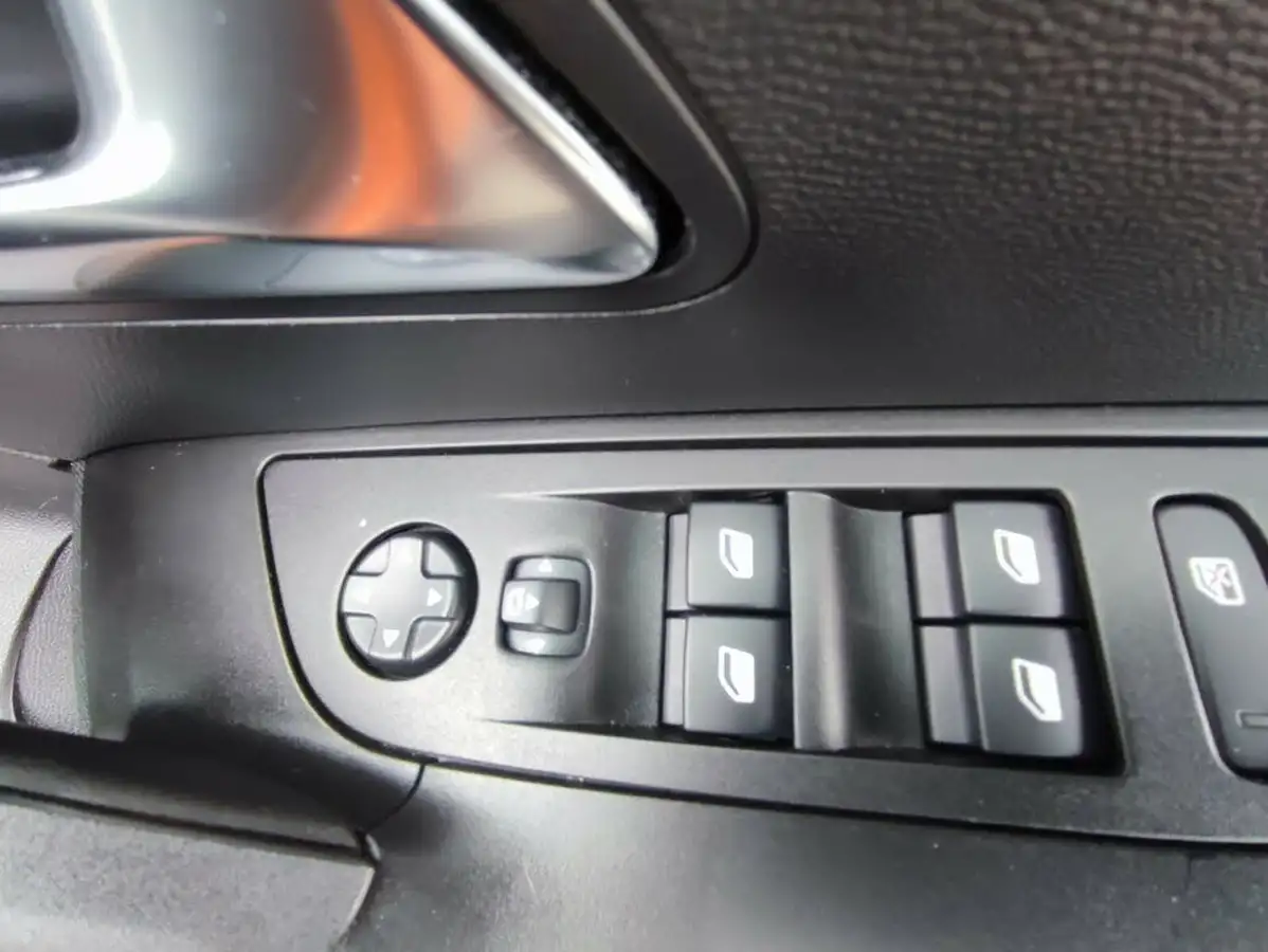 2022-peugeot-2008-suv-12-puretech-active-premium-big-21