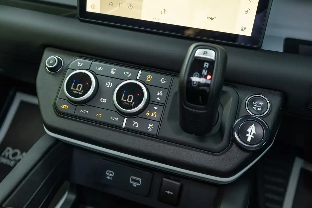 2024-land-rover-110-defender-30-d250-xs-edition-big-13