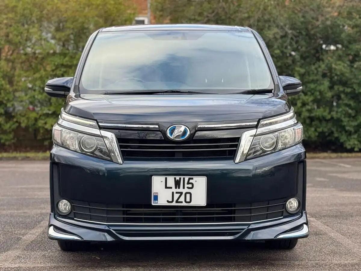2015-toyota-voxy-18-hybrid-big-16