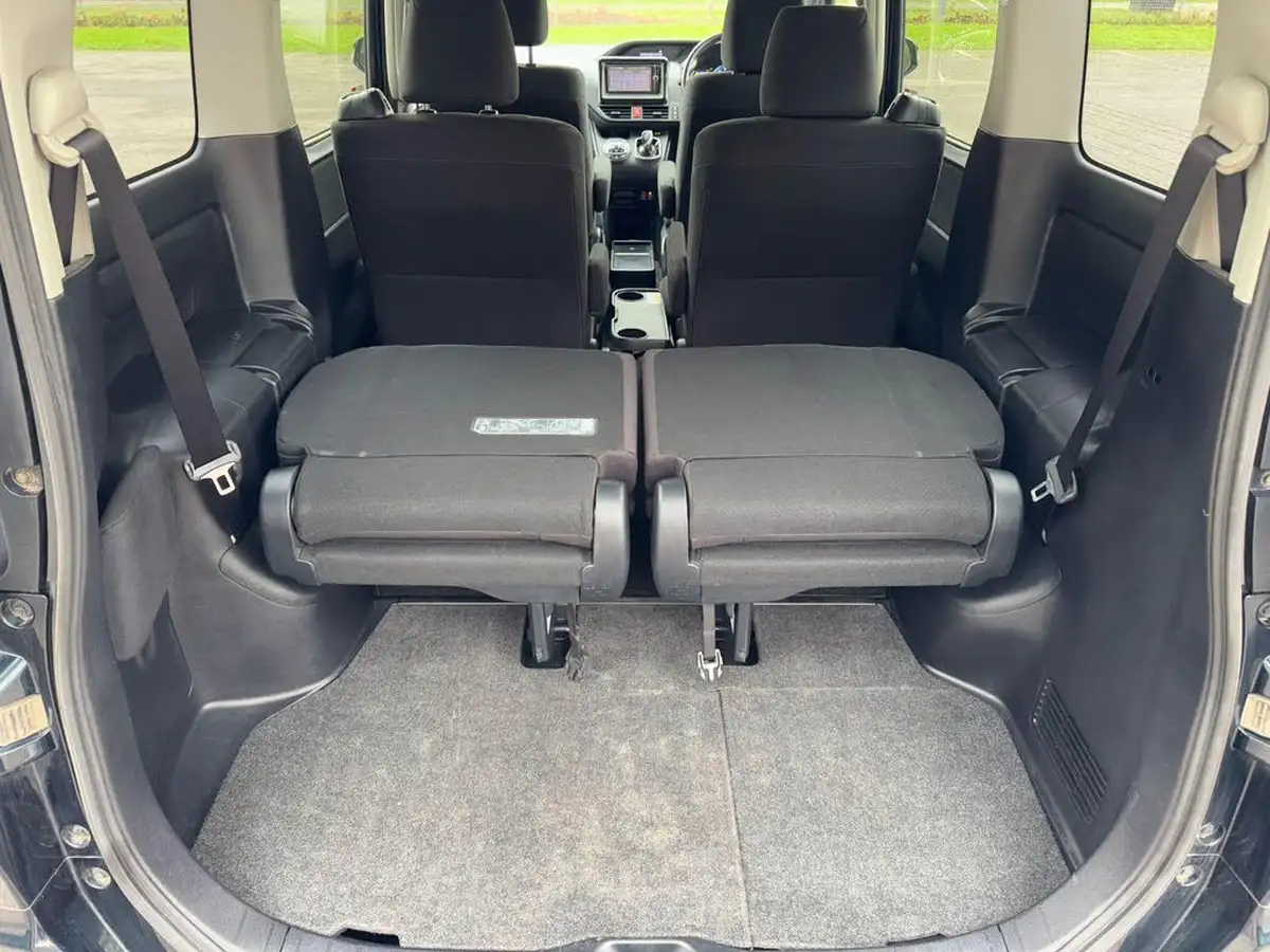 2015-toyota-voxy-18-hybrid-big-44