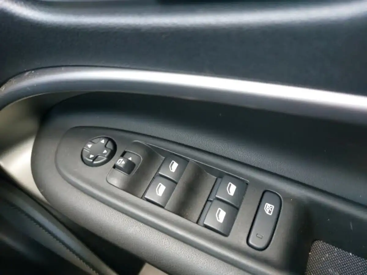 2024-jeep-avenger-12-gse-summit-e-hybrid-48v-auto-big-11