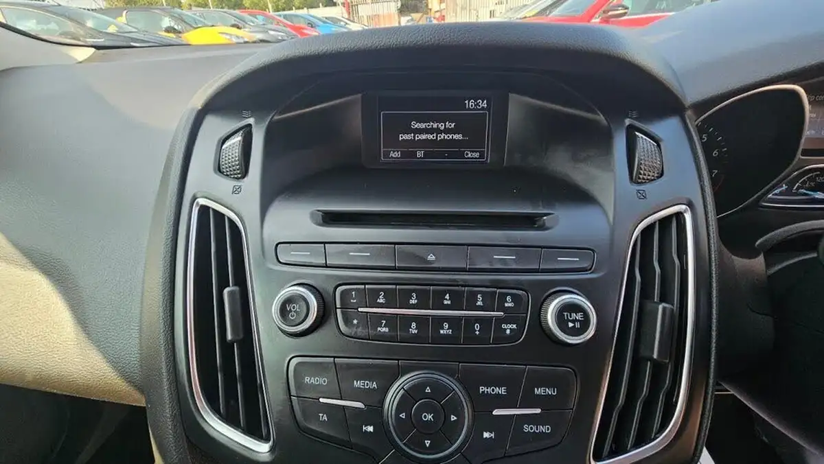2015-ford-focus-10t-zetec-125ps-hatchback-big-19