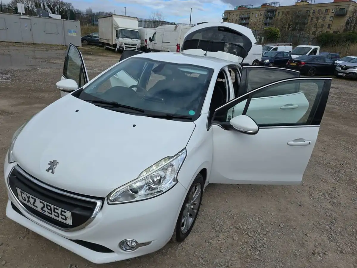 2014-peugeot-208-12-allure-ss-5d-egc-big-9