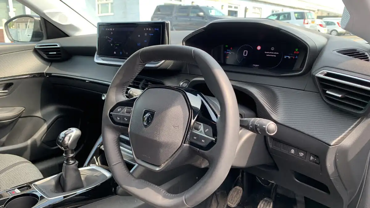 2024-peugeot-208-12-puretech-allure-big-10