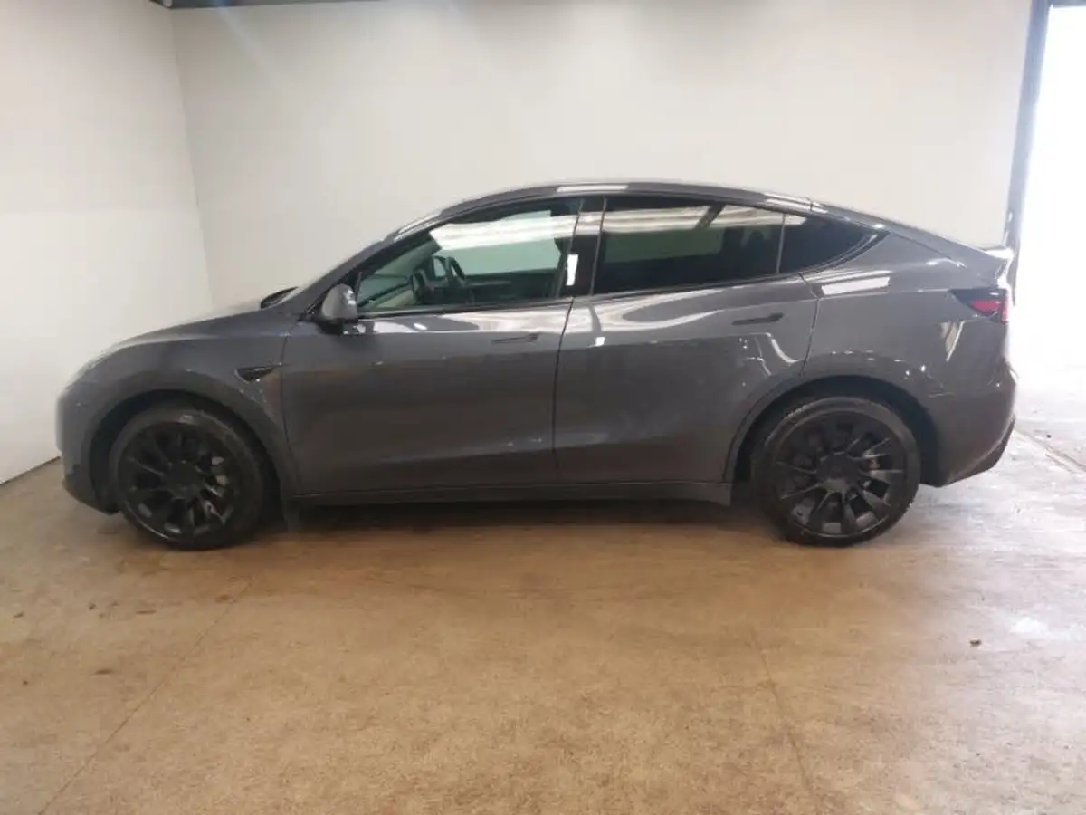 2022-tesla-model-y-e-long-range-big-3