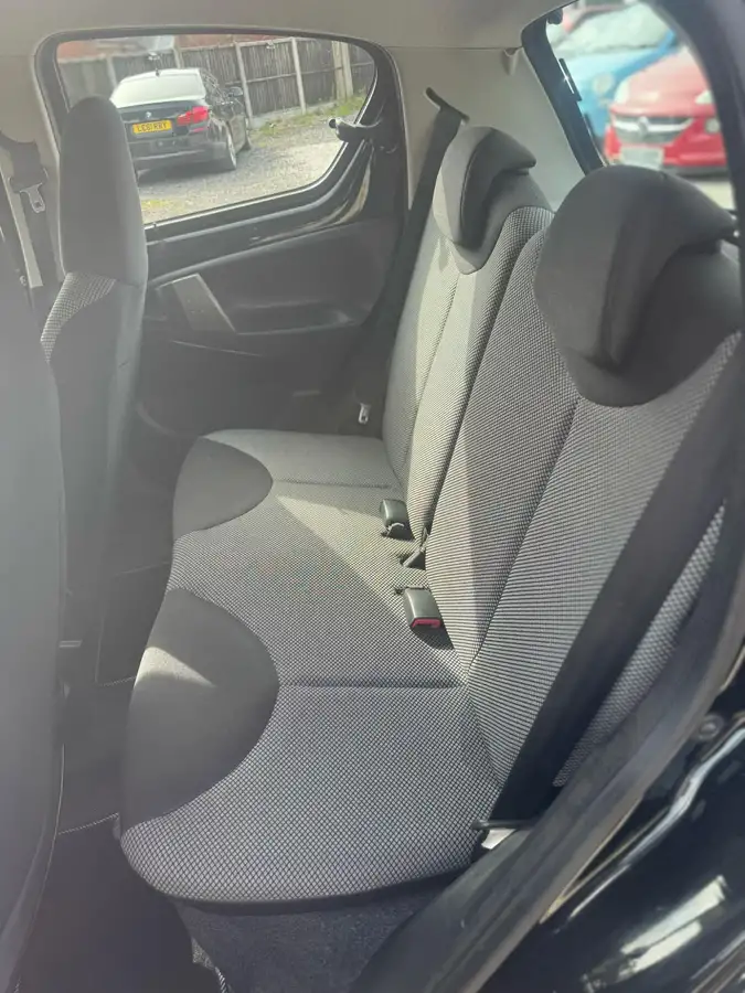 2014-toyota-aygo-10-move-5d-big-11