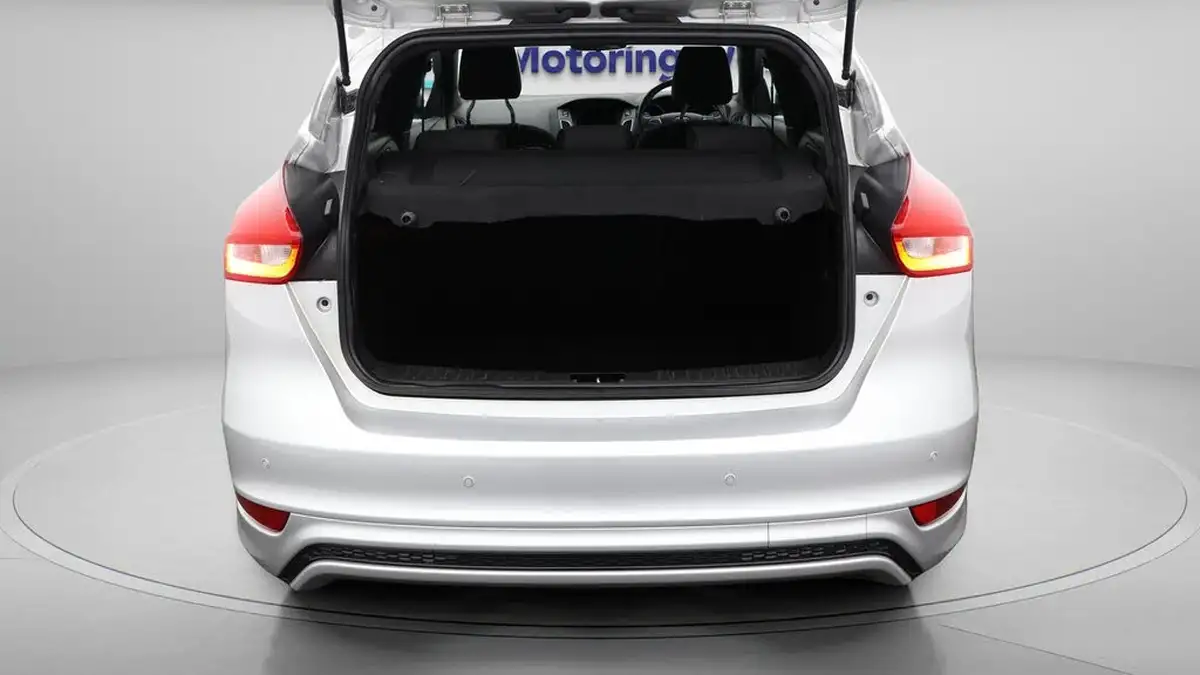 2018-ford-focus-10t-st-line-140ps-hatchback-big-17