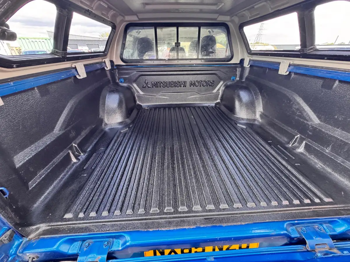 2015-mitsubishi-l200-24di-d-warrior-big-4