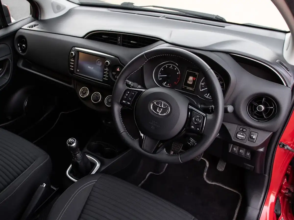2017-toyota-yaris-15-vvt-i-design-panoramic-roof-1497cc-big-3