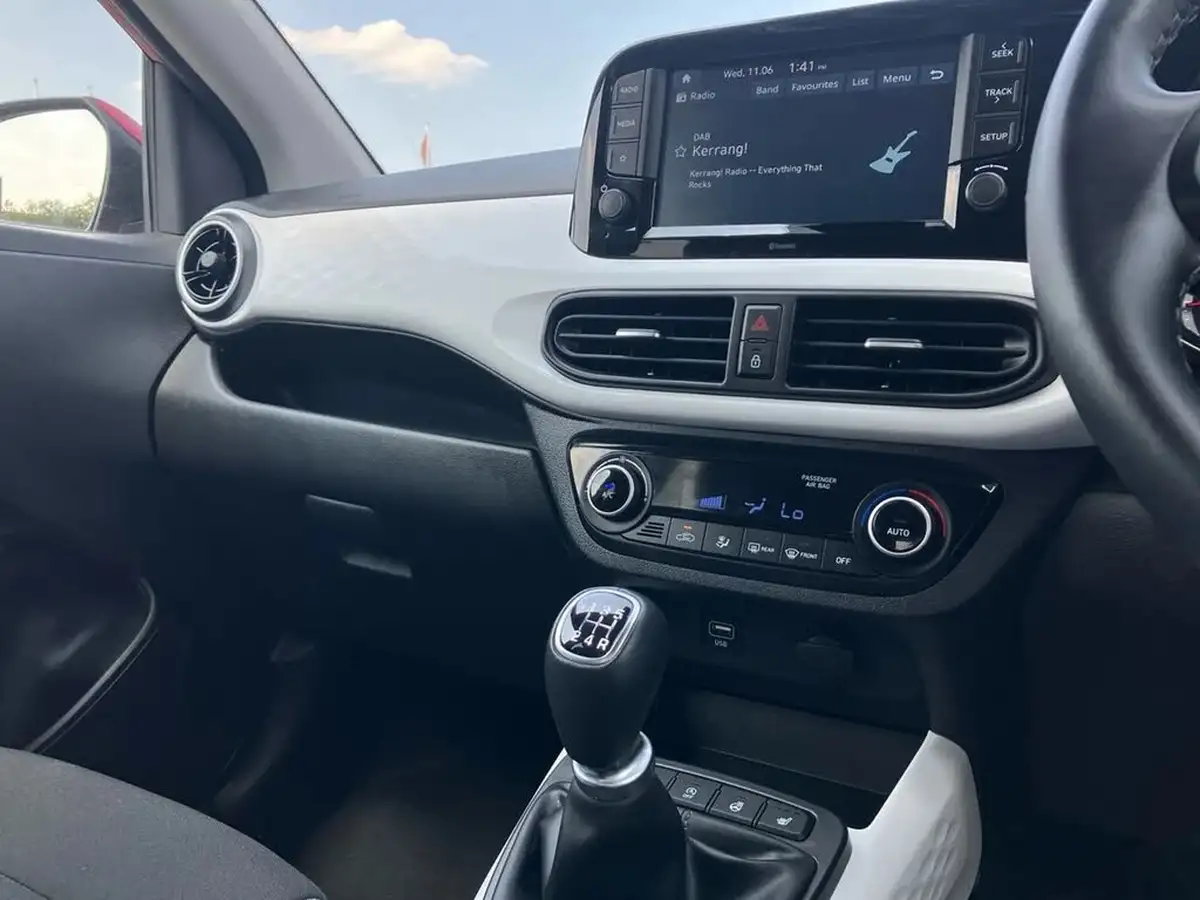 2022-hyundai-i10-10-premium-big-19