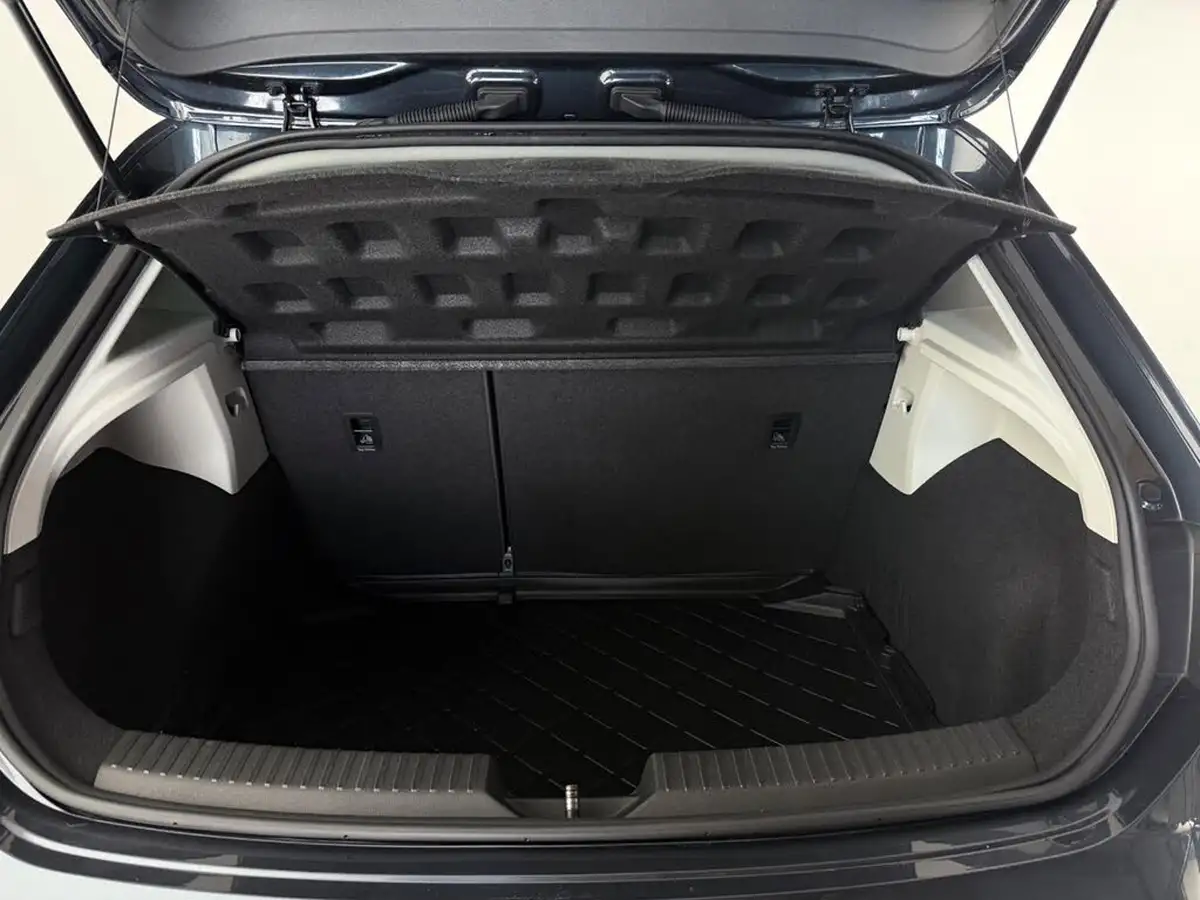 2019-seat-leon-20-tsi-fr-hatchback-big-10