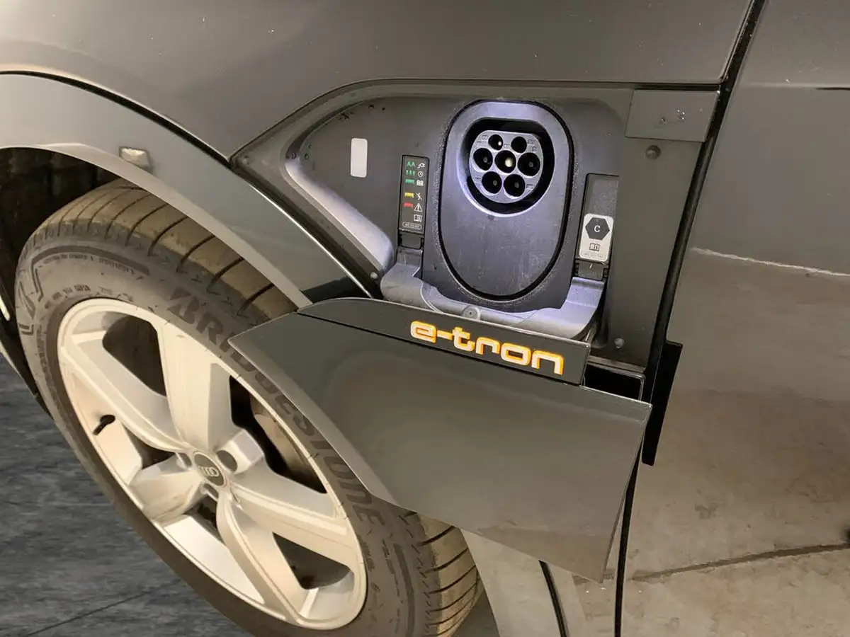 2022-audi-e-tron-50e-technik-station-wagon-big-37