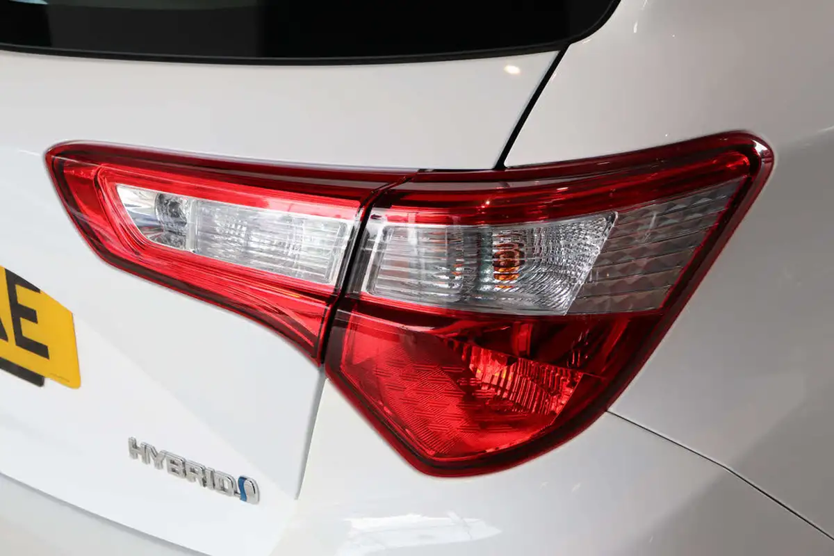 2020-toyota-yaris-15-vvt-i-icon-98bhp-hybrid-1497cc-e-cvt-big-77