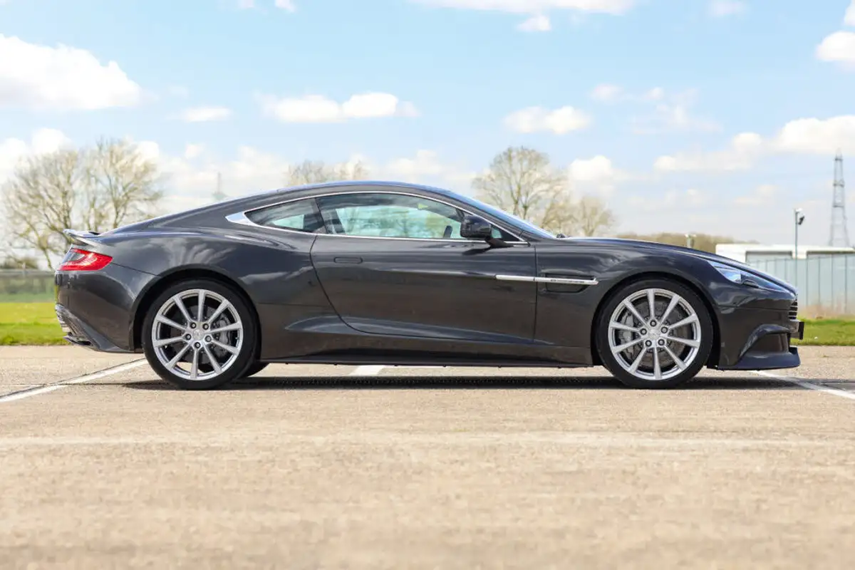 2013-aston-martin-vanquish-59-big-4