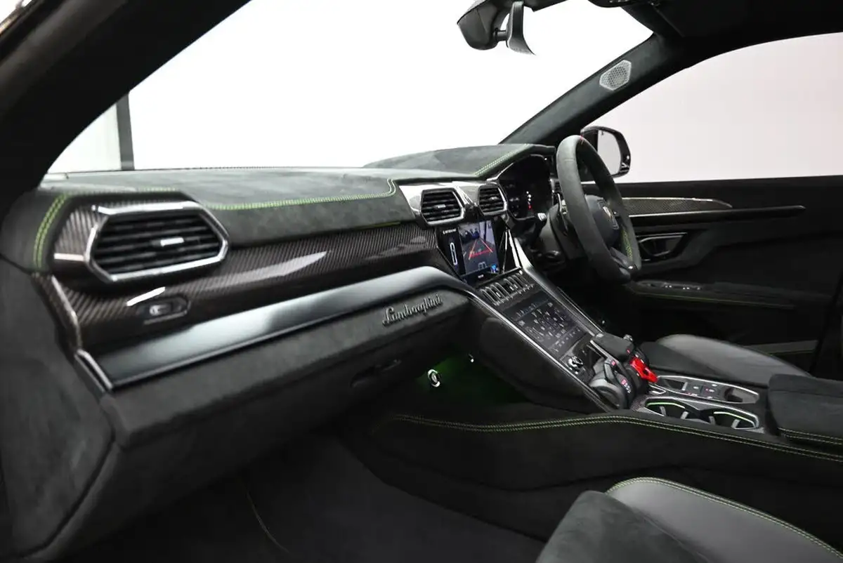 2023-lamborghini-urus-40-no-trim-big-31