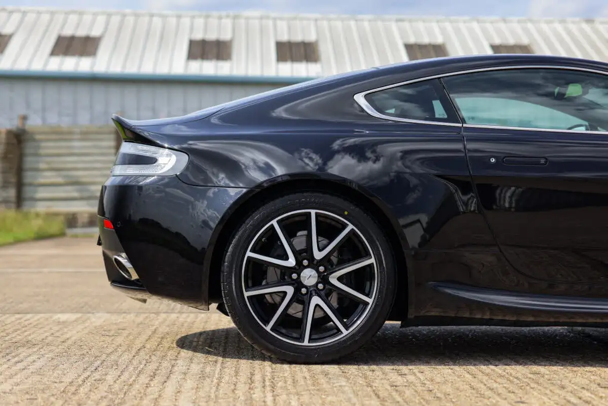 2013-aston-martin-vantage-47-coupe-big-15
