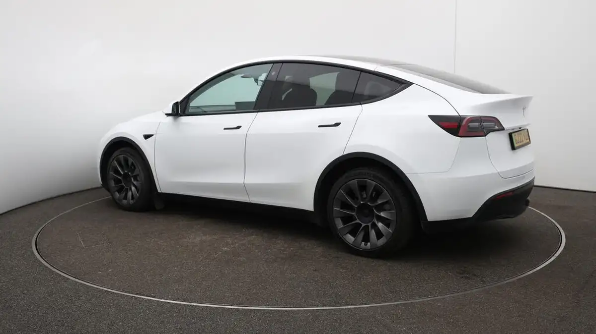 2022-tesla-model-y-e-long-range-big-35