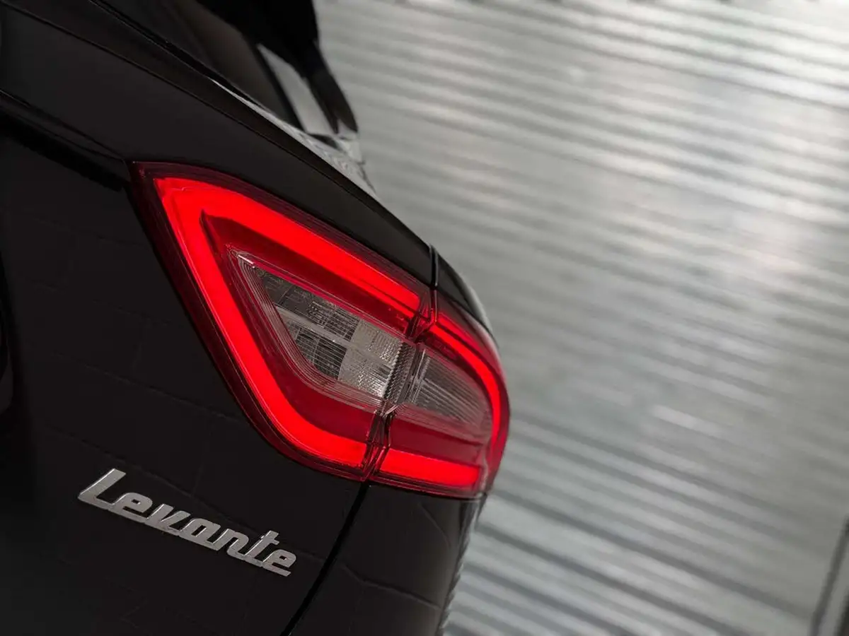 2018-maserati-levante-30td-gransport-nerissimo-edition-big-11