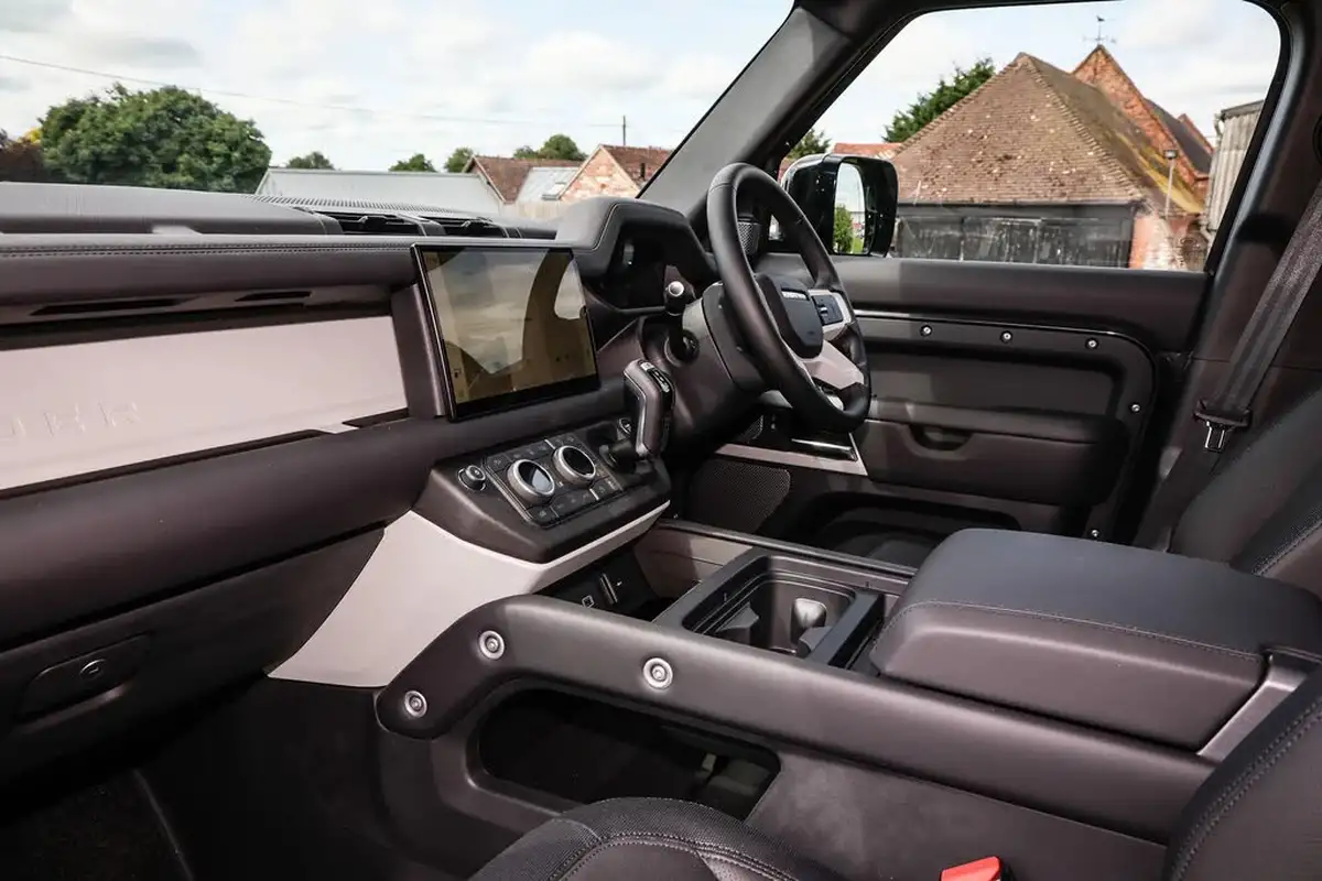 2024-land-rover-110-defender-30-d300-x-dynamic-hse-big-15