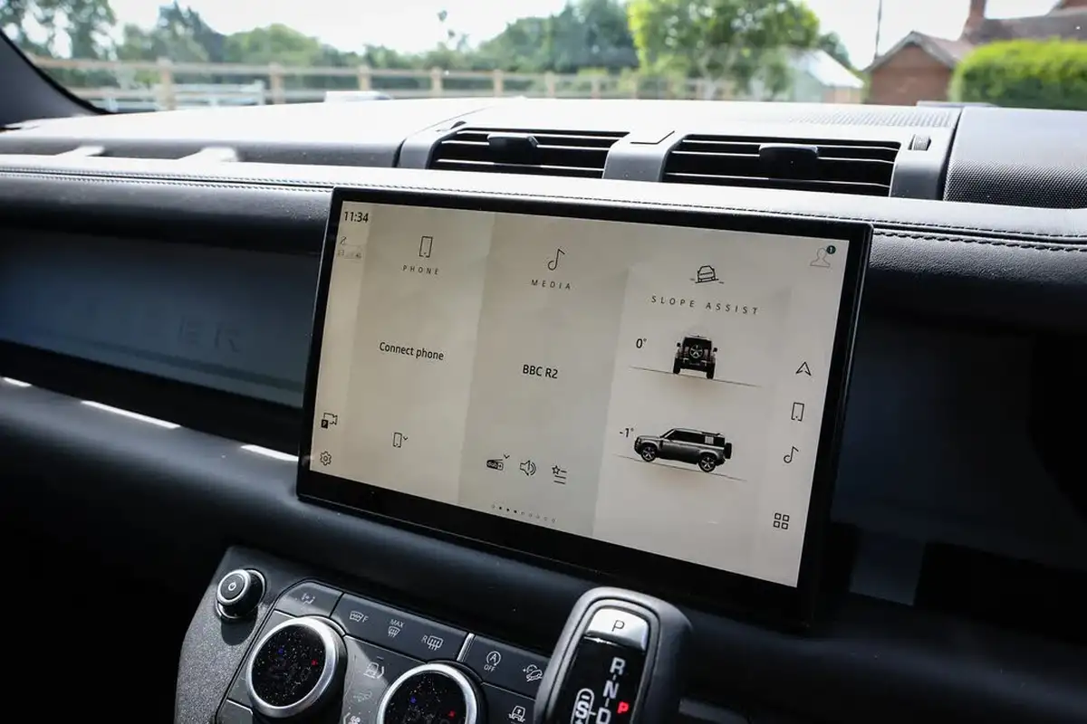 2024-land-rover-110-defender-30-d300-x-dynamic-hse-big-39