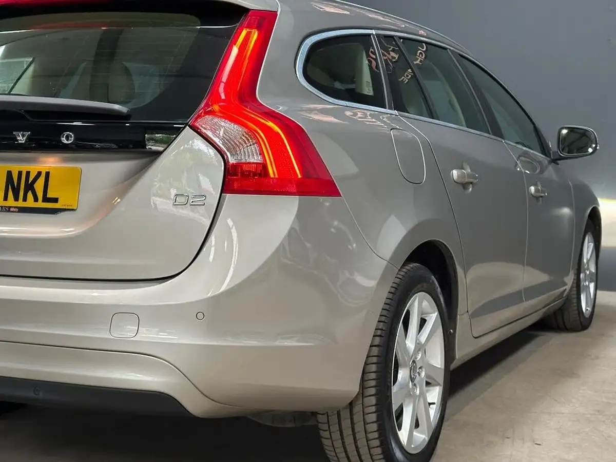 2014-volvo-v60-16td-d2-se-lux-big-13