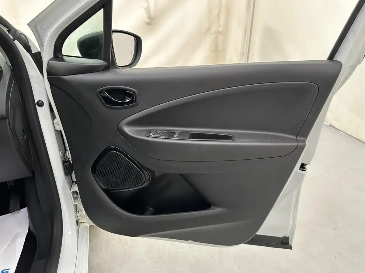 2021-renault-zoe-e-i-play-big-10