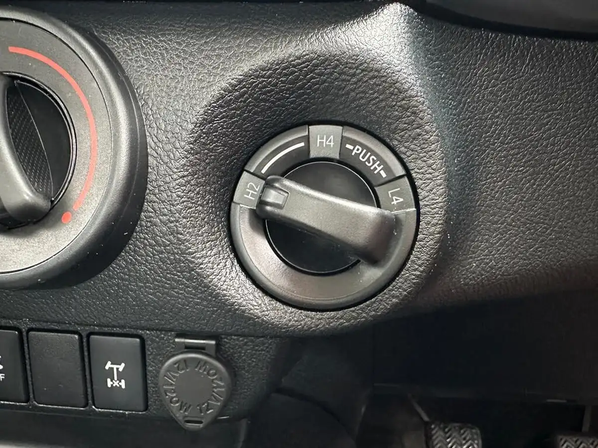 2019-toyota-hi-lux-24d-4d-active-150hpeu6dt-e-32t-double-pick-up-big-16