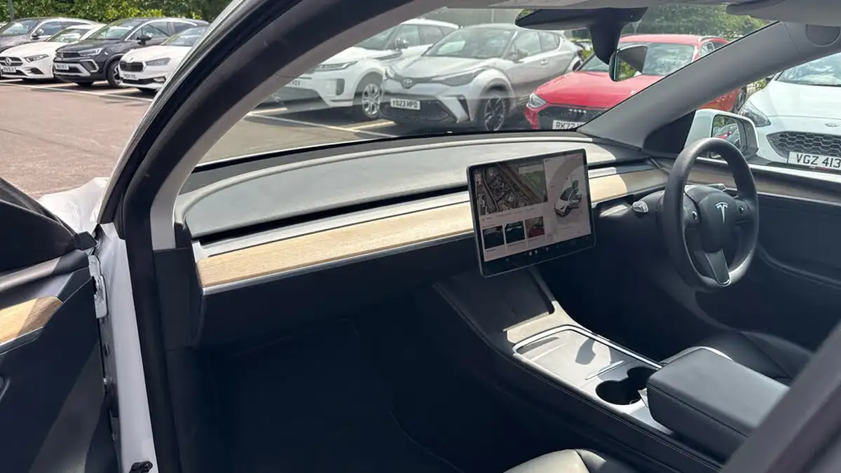 2022-tesla-model-y-e-long-range-big-9