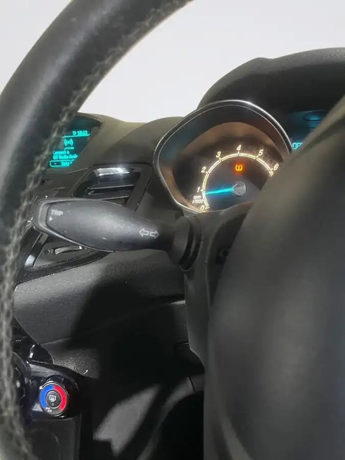 2015-ford-fiesta-125-zetec-3d-big-17