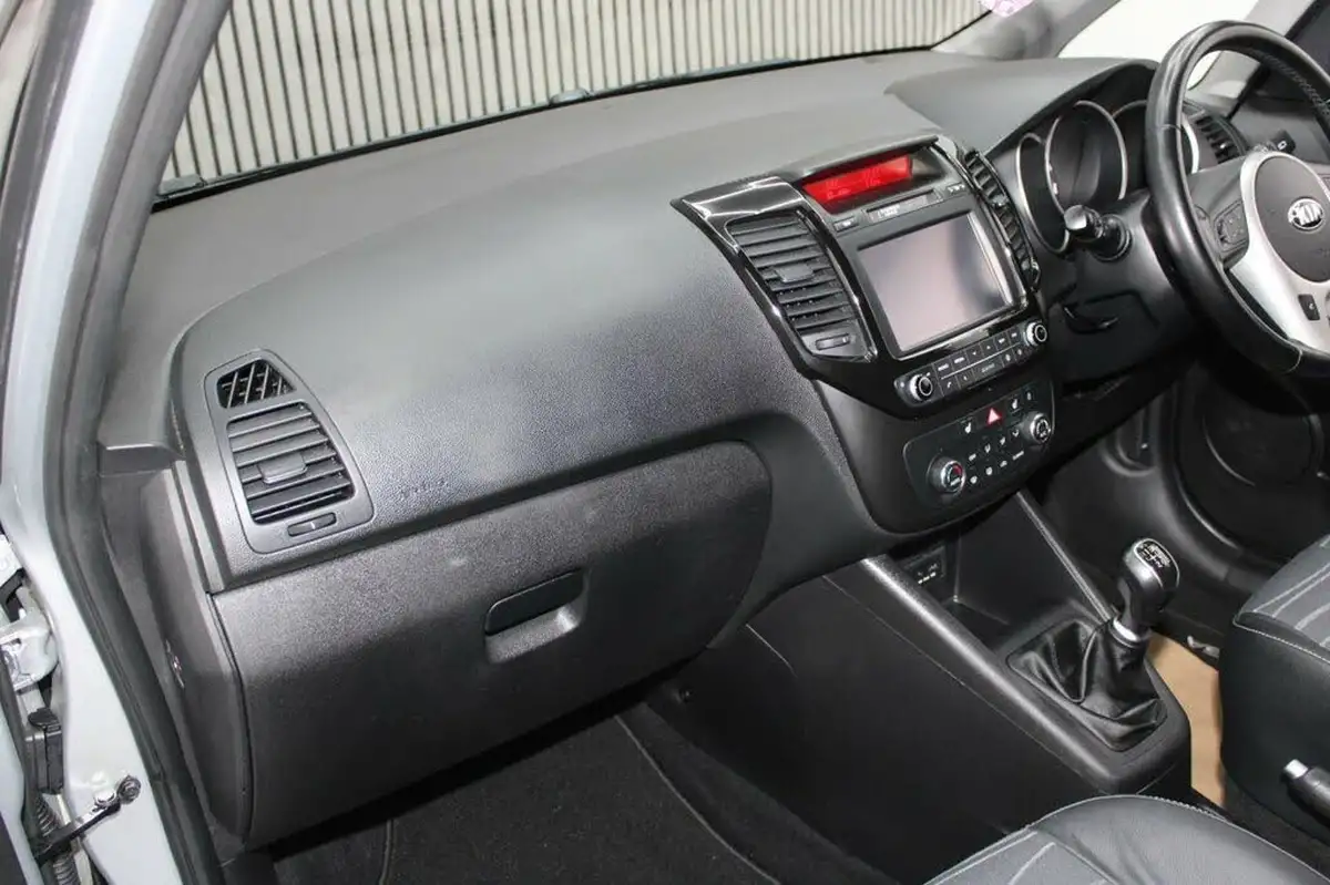 2016-kia-venga-16-3-isg-big-21