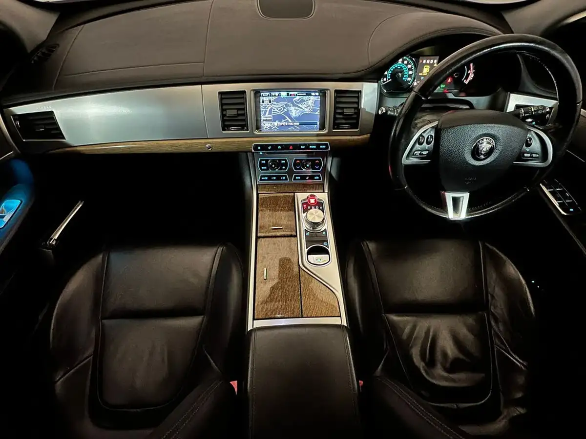 2014-jaguar-xf-22td-premium-luxury-200ps-sportbrake-5d-big-10