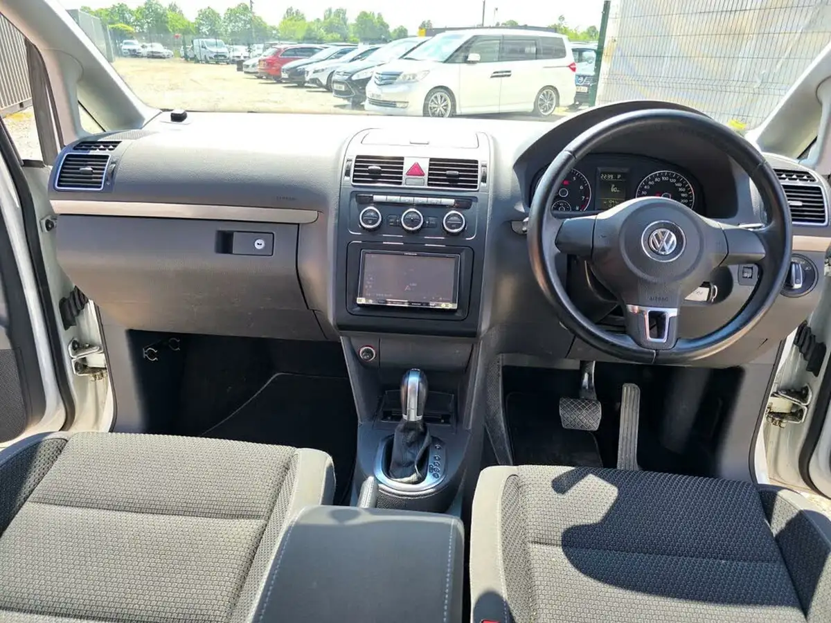 2014-volkswagen-touran-big-19