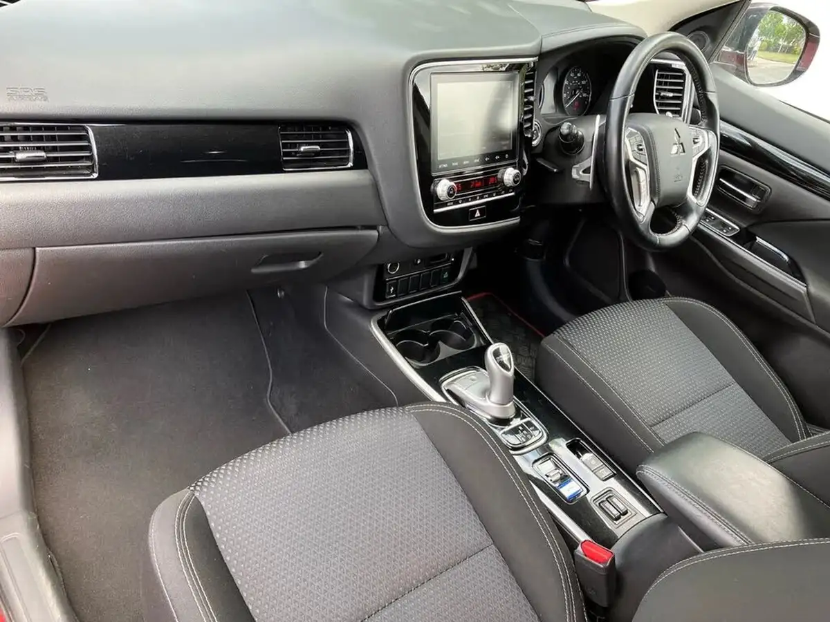 2020-mitsubishi-outlander-24-design-phev-big-6