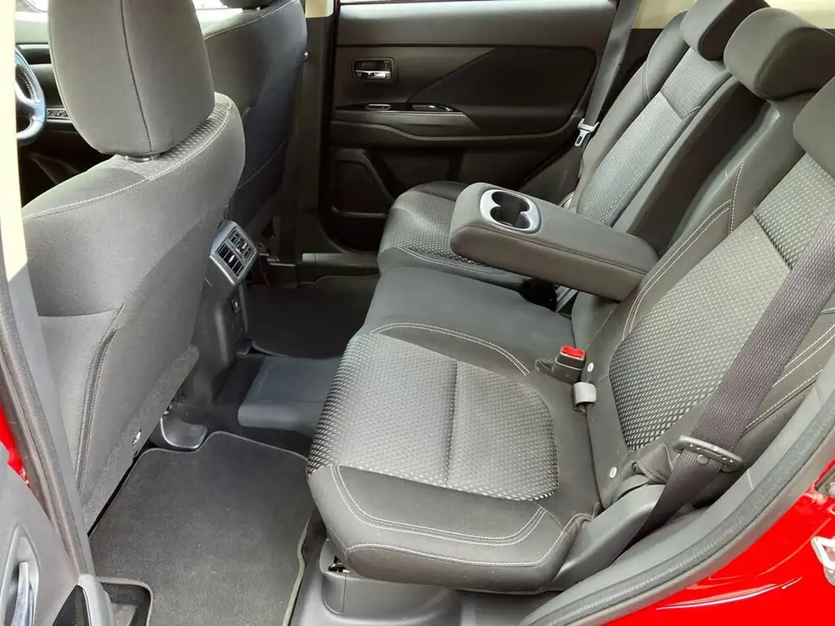 2020-mitsubishi-outlander-24-design-phev-big-30