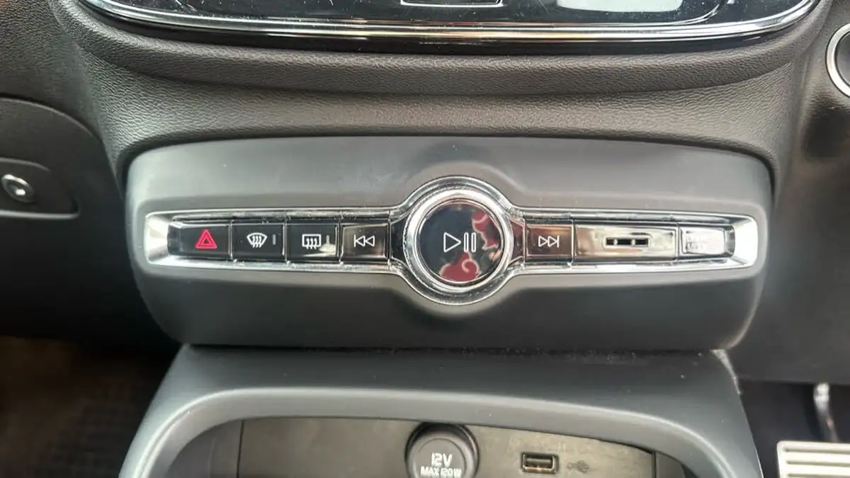 2020-volvo-xc40-20td-d4-r-design-big-35