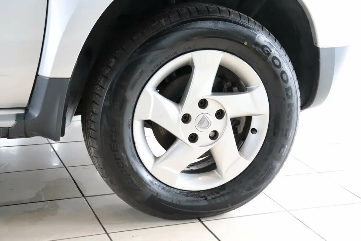 2013-dacia-duster-15d-laureate-107bhp-big-74