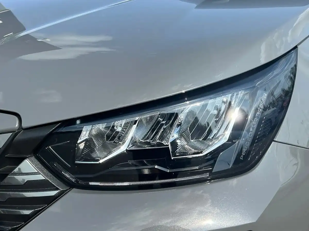 2024-peugeot-2008-suv-12-puretech-allure-136ps-hybrid-e-dsc6-big-14