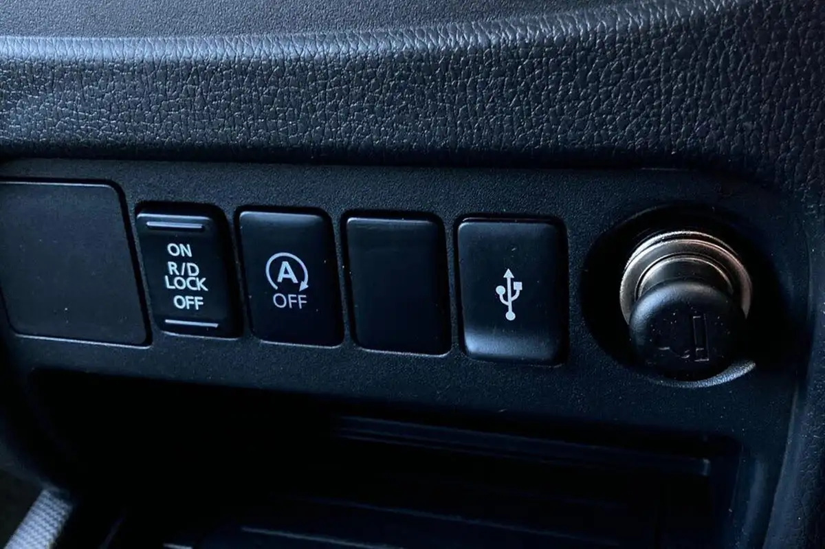 2021-mitsubishi-l200-22di-d-4-life-double-pickup-big-19