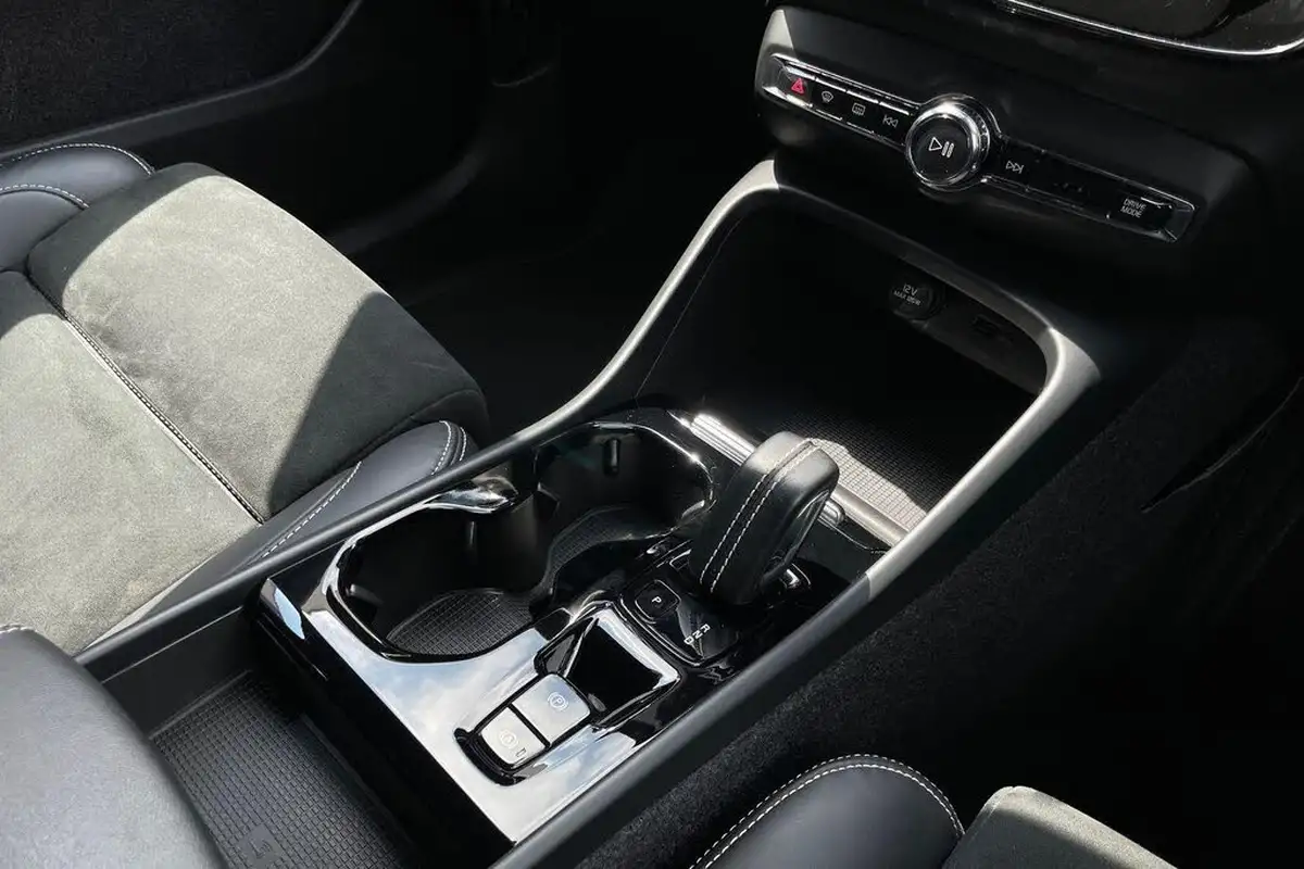 2022-volvo-xc40-15-t4-r-design-big-40