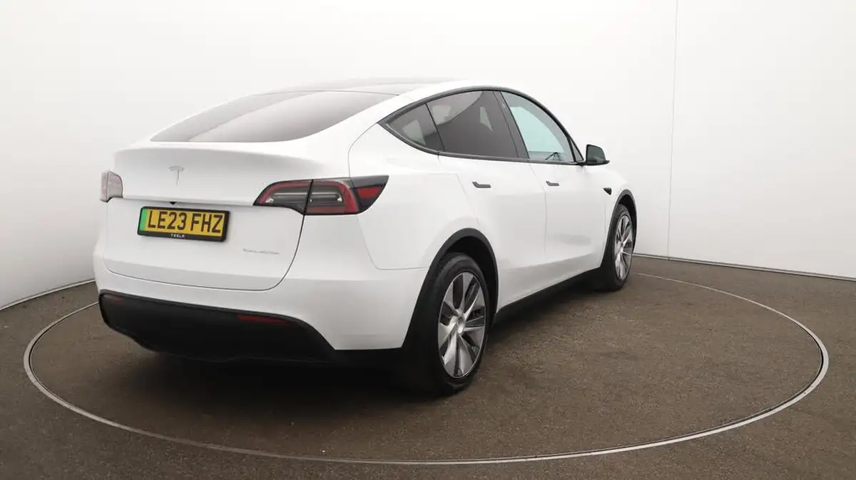 2023-tesla-model-y-e-long-range-big-54