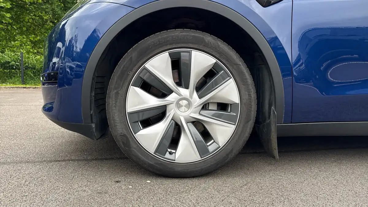 2023-tesla-model-y-e-rwd-big-16