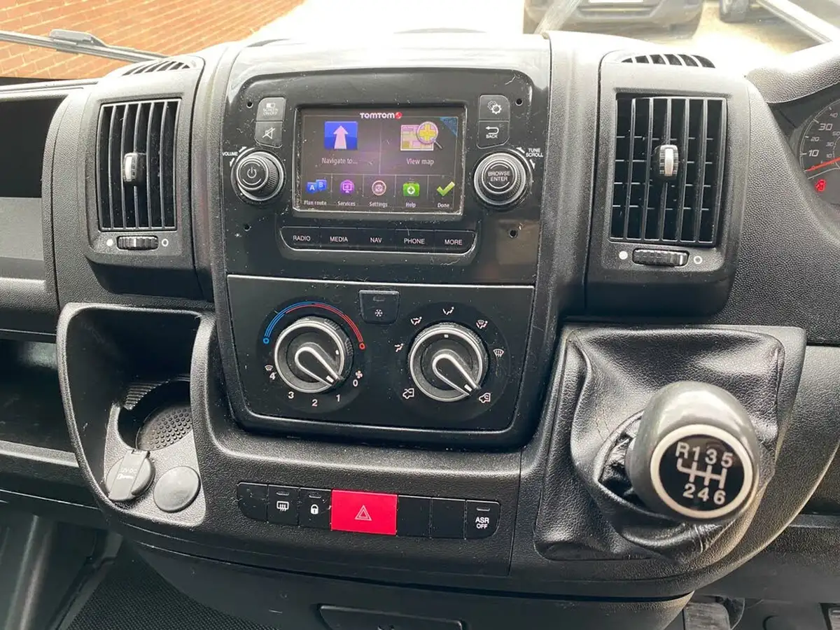 2020-peugeot-boxer-20-bluehdi-professional-335-l2h2-big-26